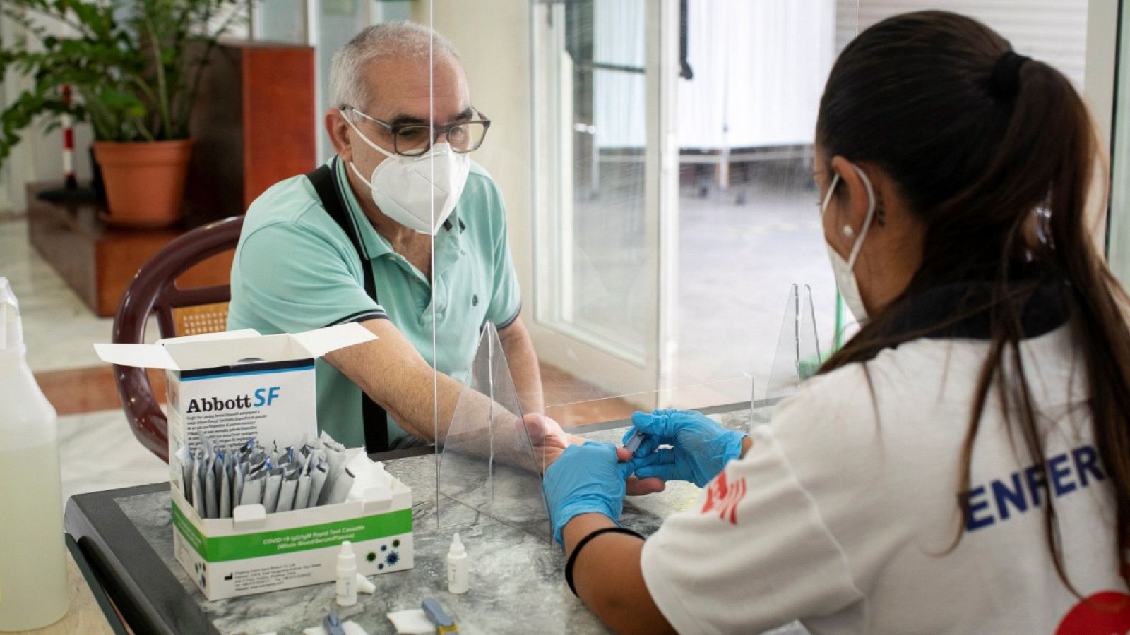 Una enfermera toma una muestra de sangre a un ciudadano para un test serológico en el Centro de Día de Mayores de La Isleta, Gran Canaria.