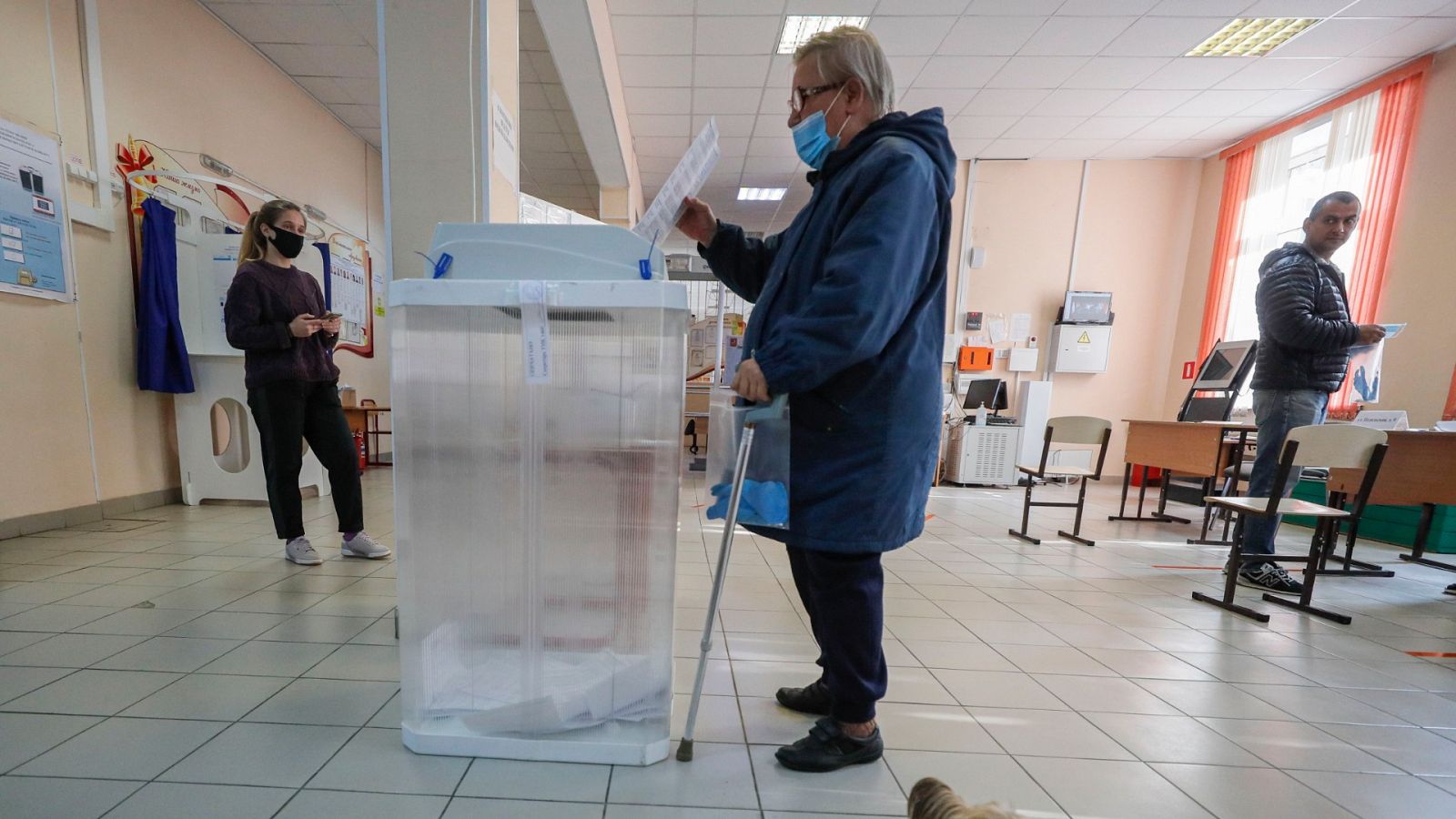 Mujer votando en las elecciones municipales de Moscú, Rusia