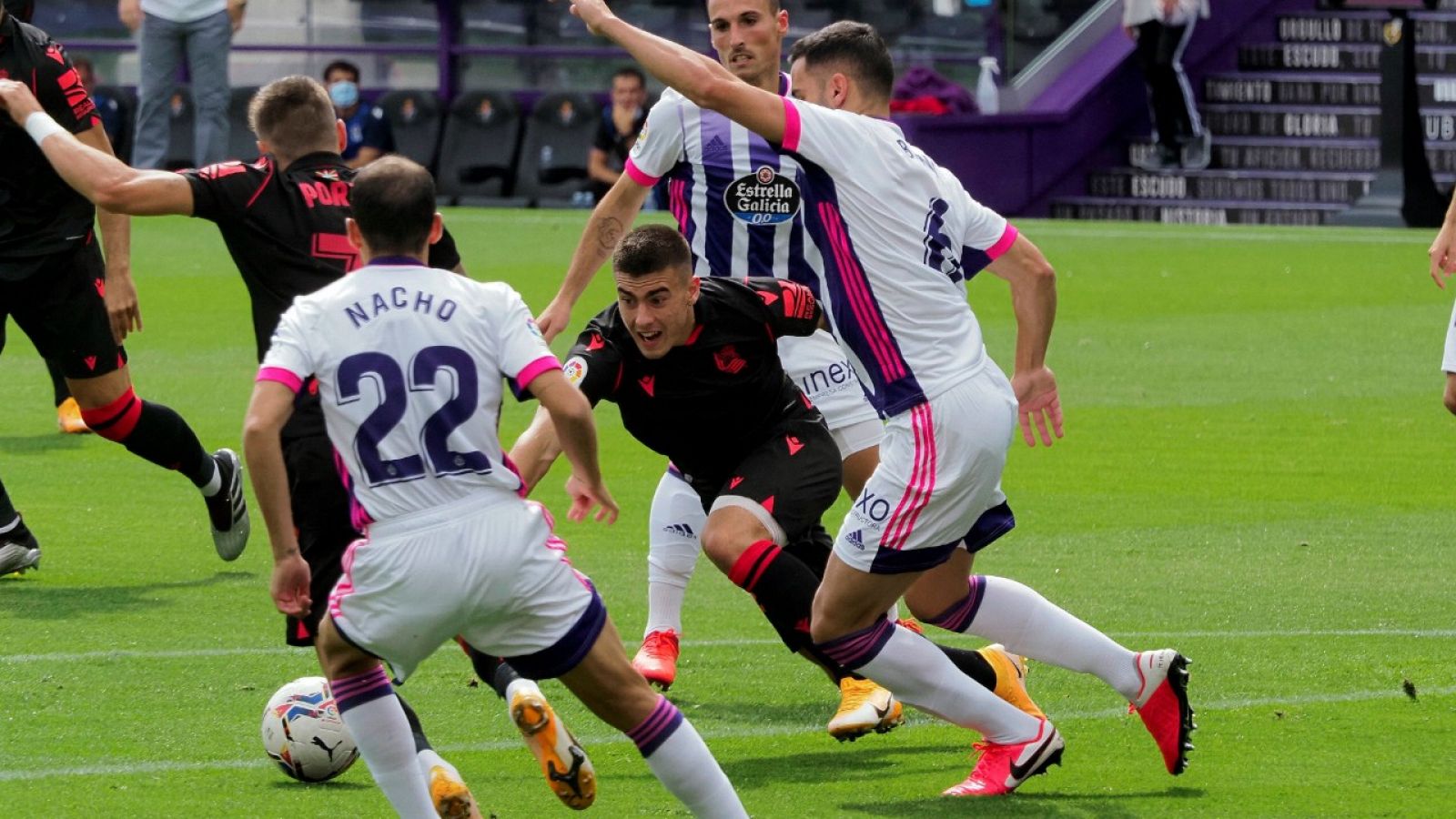 El defensa del Valladolid Bruno González y el delantero suevo del Alavés Alexander Isak luchan por un balón.