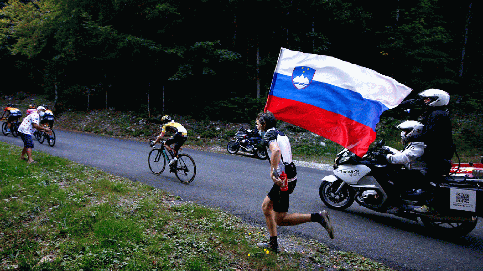 Un aficionado anima con una bandera eslovena durante la etapa 15 del Tour de Francia 2020.