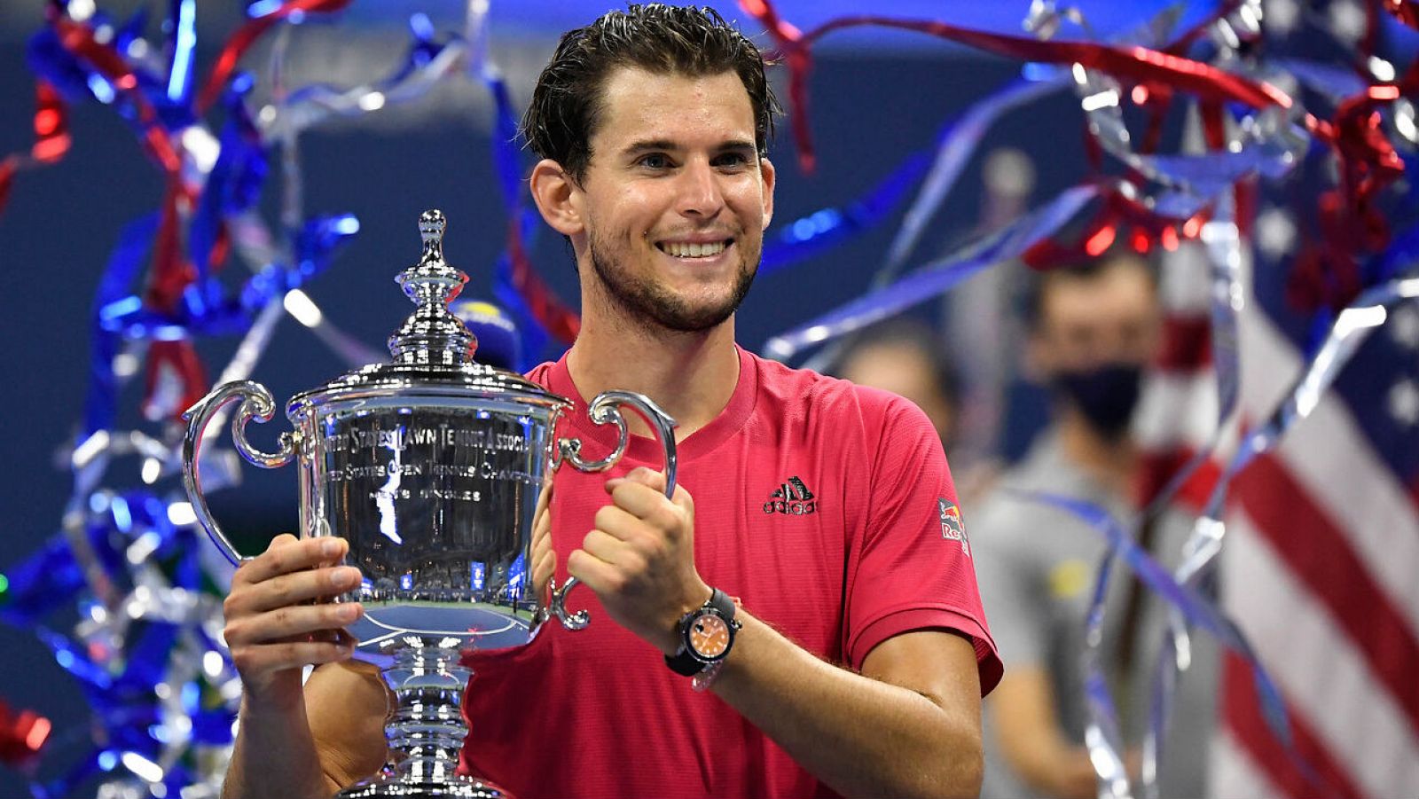 El tenista austriaco, Dominic Thiem, levanta el trofeo de ganador del US Open tras derrotar al alemán,  Alexander Zverev.