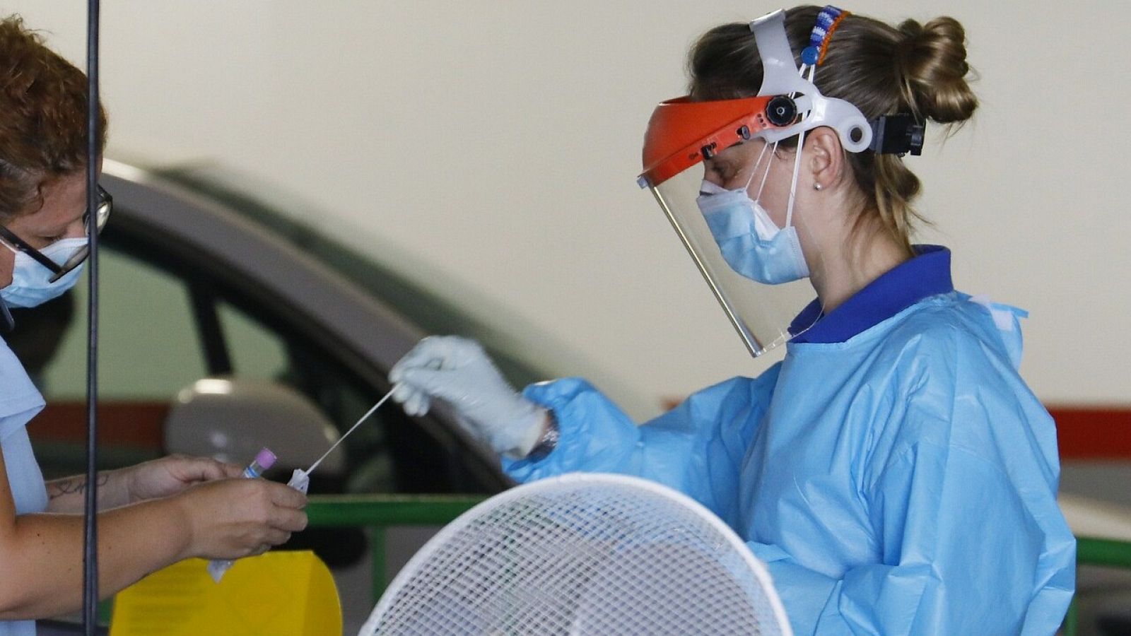 Personal sanitario continúa haciendo test rápidos para detectar coronavirus en un centro sanitario de Córdoba. EFE/Salas