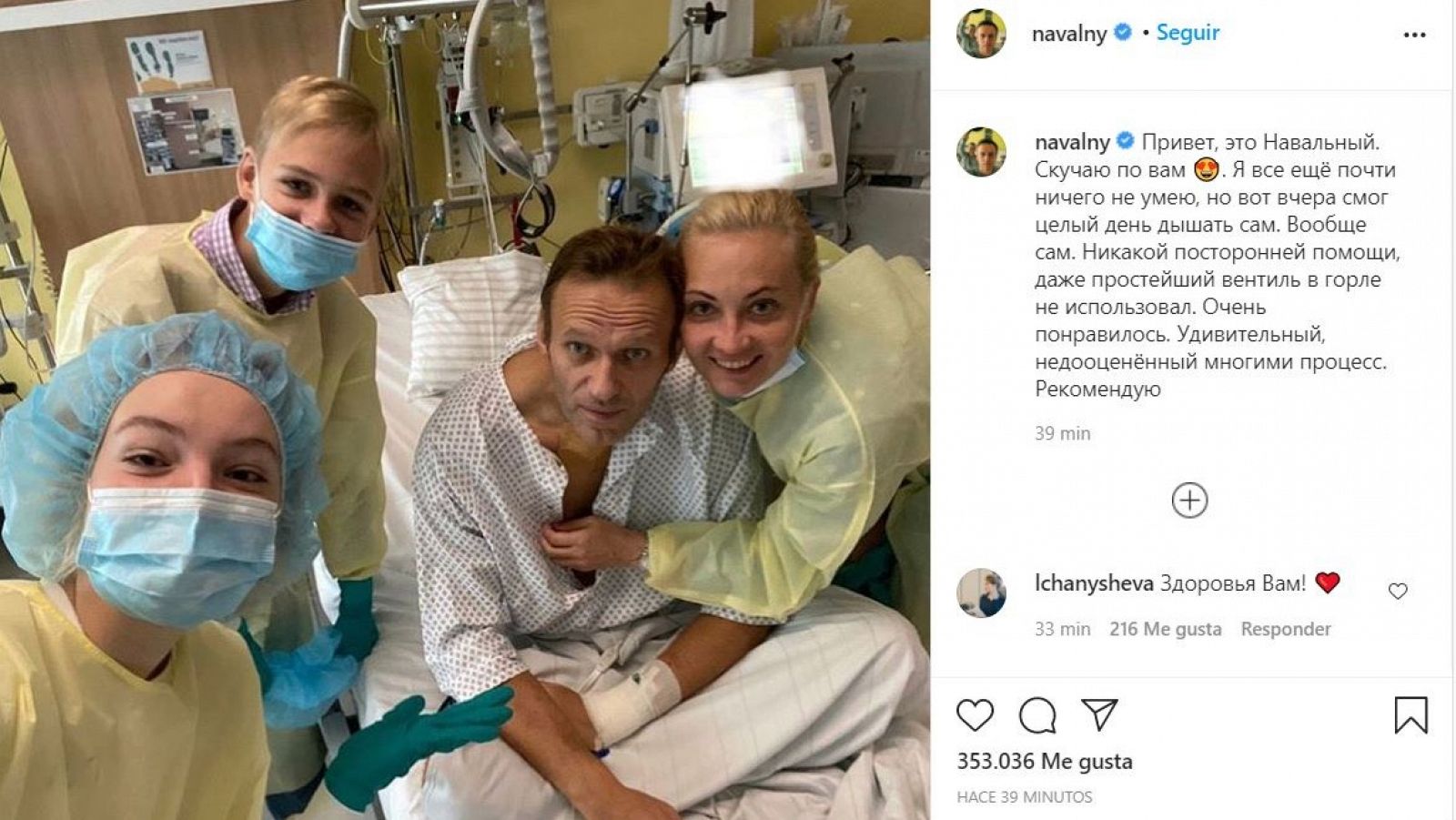 Captura de la cuenta de Instagram de Alexei Navalny en la que aparece rodeado de su familia en una cama del hospital Charite de Berlín.