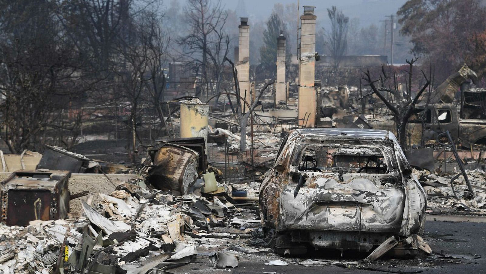Un camión quemado entre los escombros de las casas destruidas por uno de los incendios en Oregón, EE.UU.