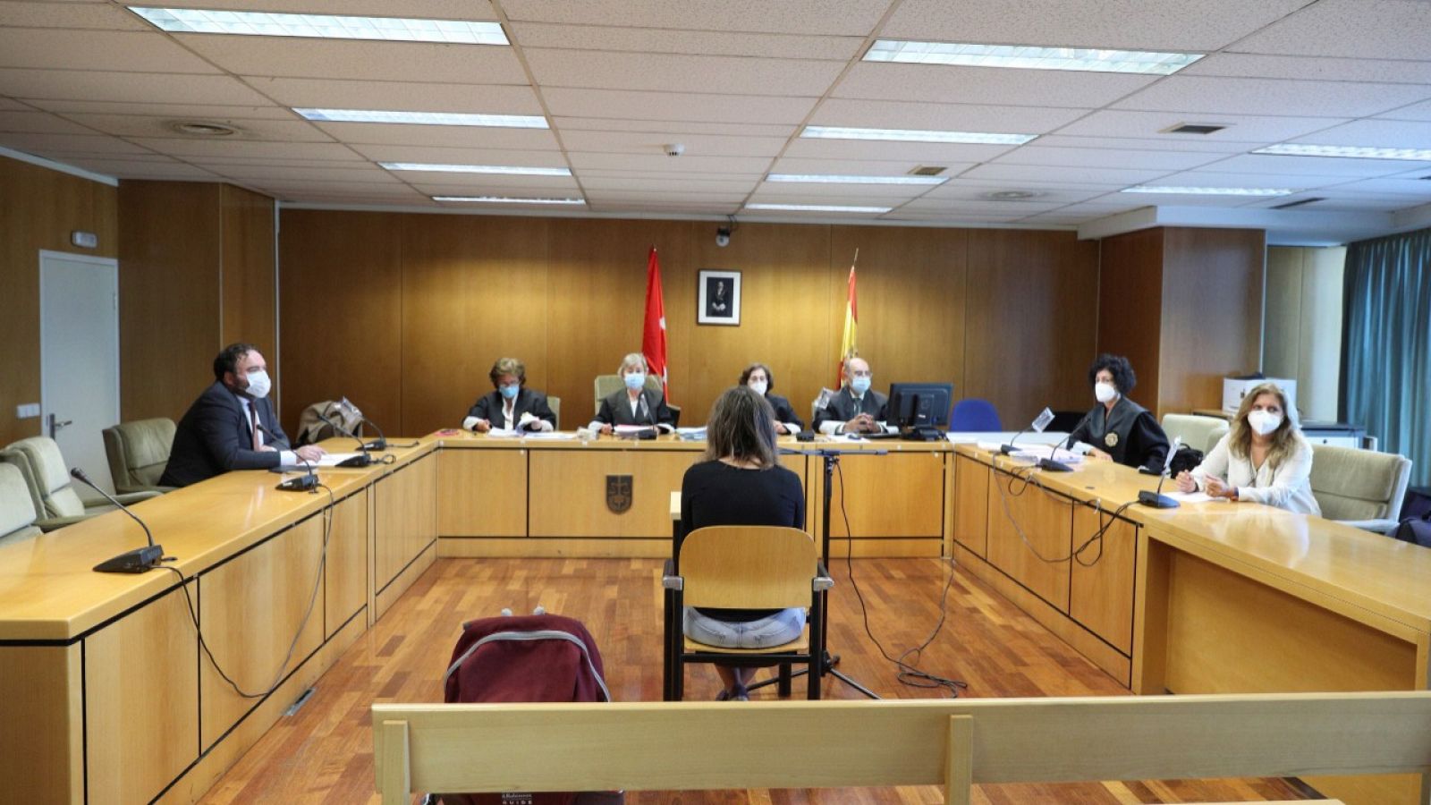 Juicio en la Audiencia Provincial de Madrid, con una acusada presente y los otros compareciendo mediante videoconferencia desde Holanda.