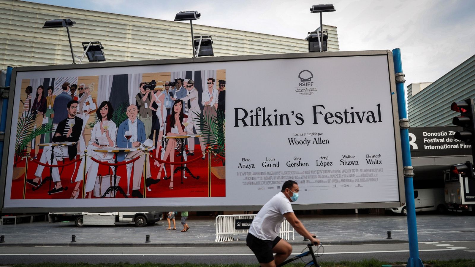 Cartel de 'Rifkin's Festival' de Woody Allen, rodada en San Sebastián, frente al auditorio Kursaal