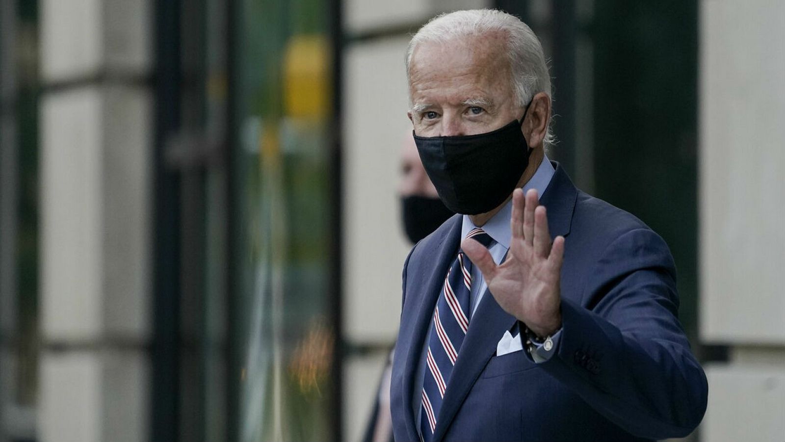 El candidato demócrata a la presidencia de Estados Unidos, Joe Biden, se ajusta la mascarilla antes de viajar a Orlando desde el Aeropuerto Internacional de Tampa, Florida, Estados Unidos.