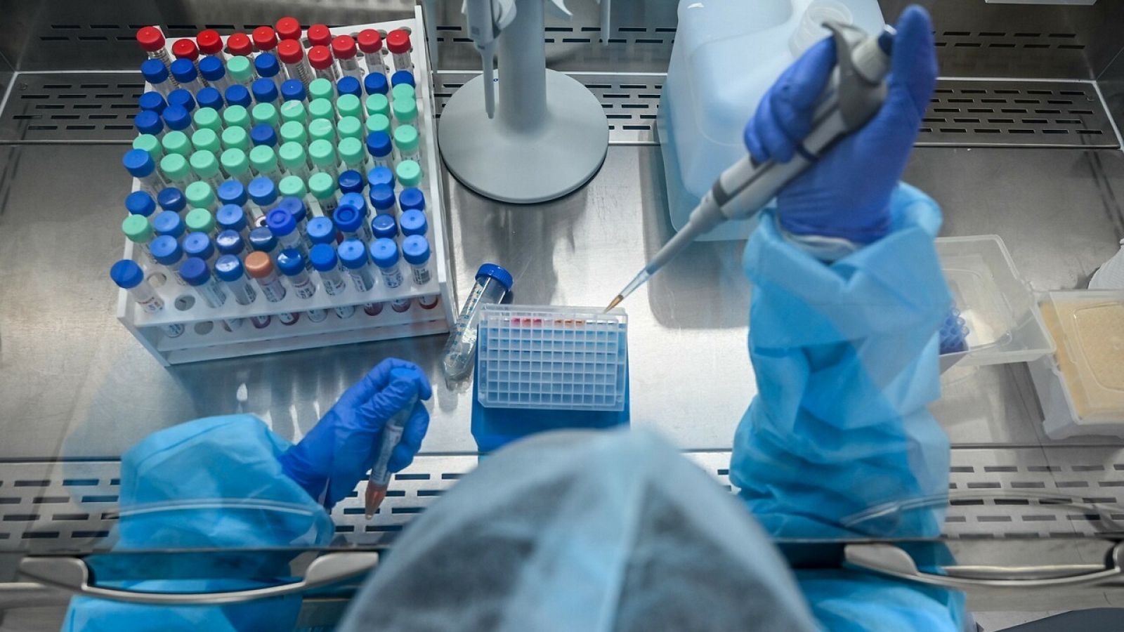 Pruebas de coronavirus en un laboratorio de Bombay, la India. Foto de INDRANIL MUKHERJEE / AFP