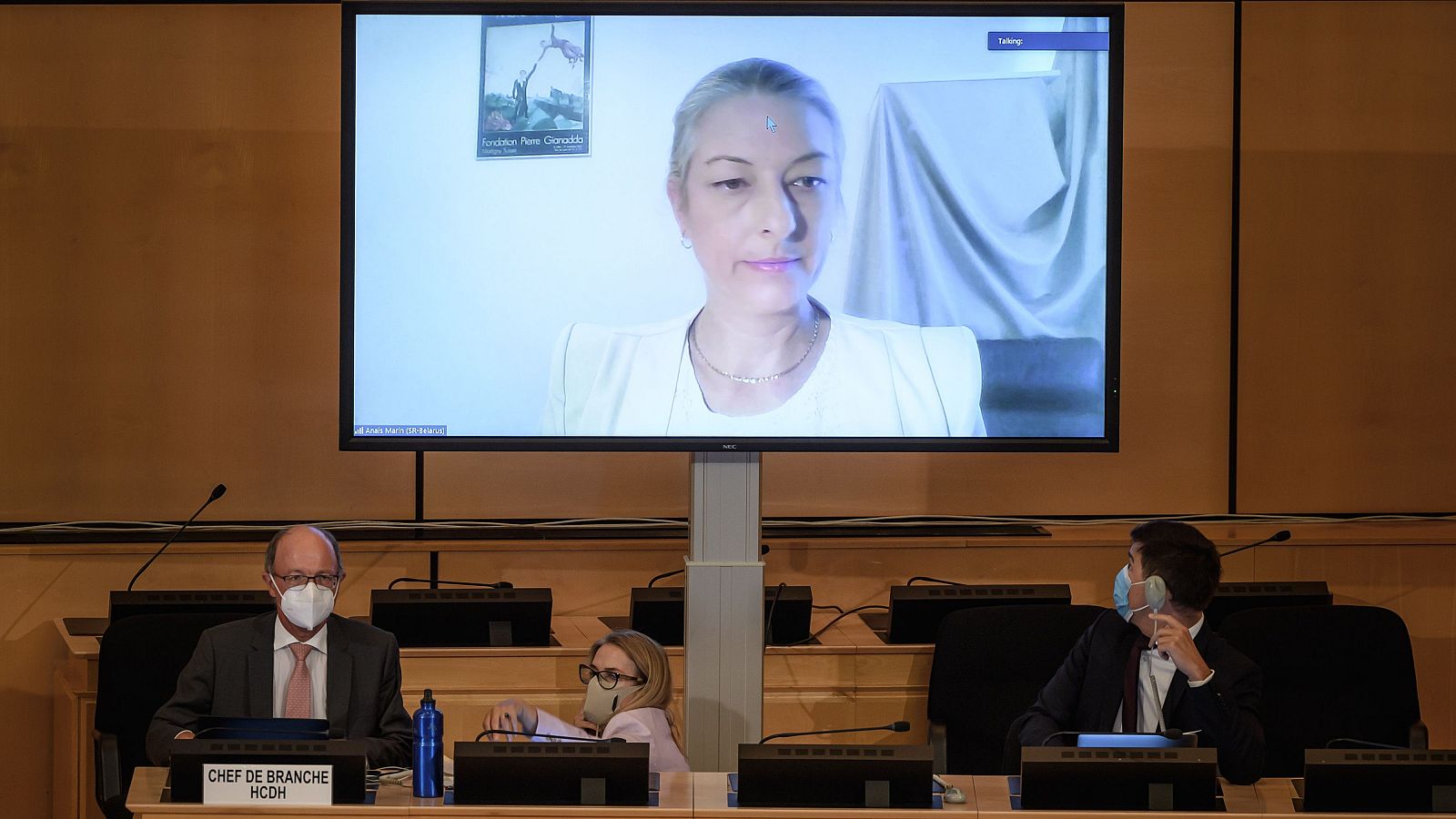 La relatora especial de la ONU sobre la situación de los derechos humanos en Bielorrusia, Anais Marin, habla a través de un mensaje de video durante una reunión del Consejo de Derechos Humanos de las Naciones Unidas sobre denuncias de tortura y otras