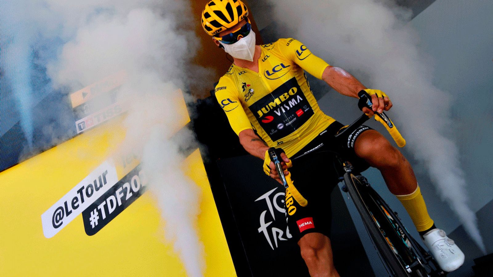 Imagen de Primoz Roglic, líder del Tour de Francia 2020, en el podio de la carrera.