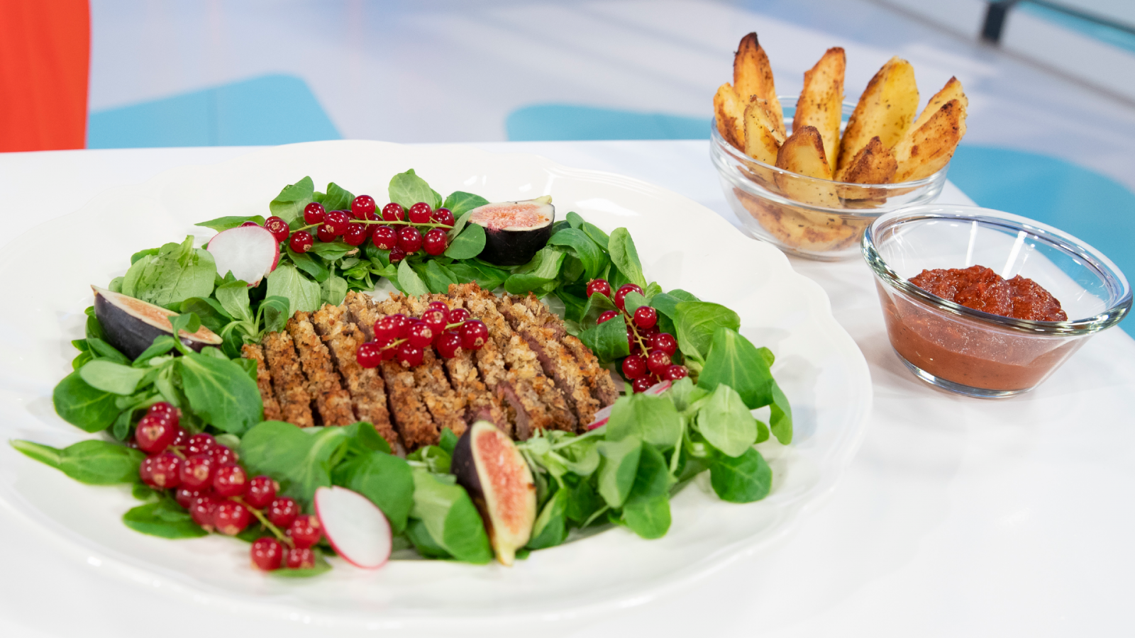 Escalope rebozado con patatas asadas y kétchup casero