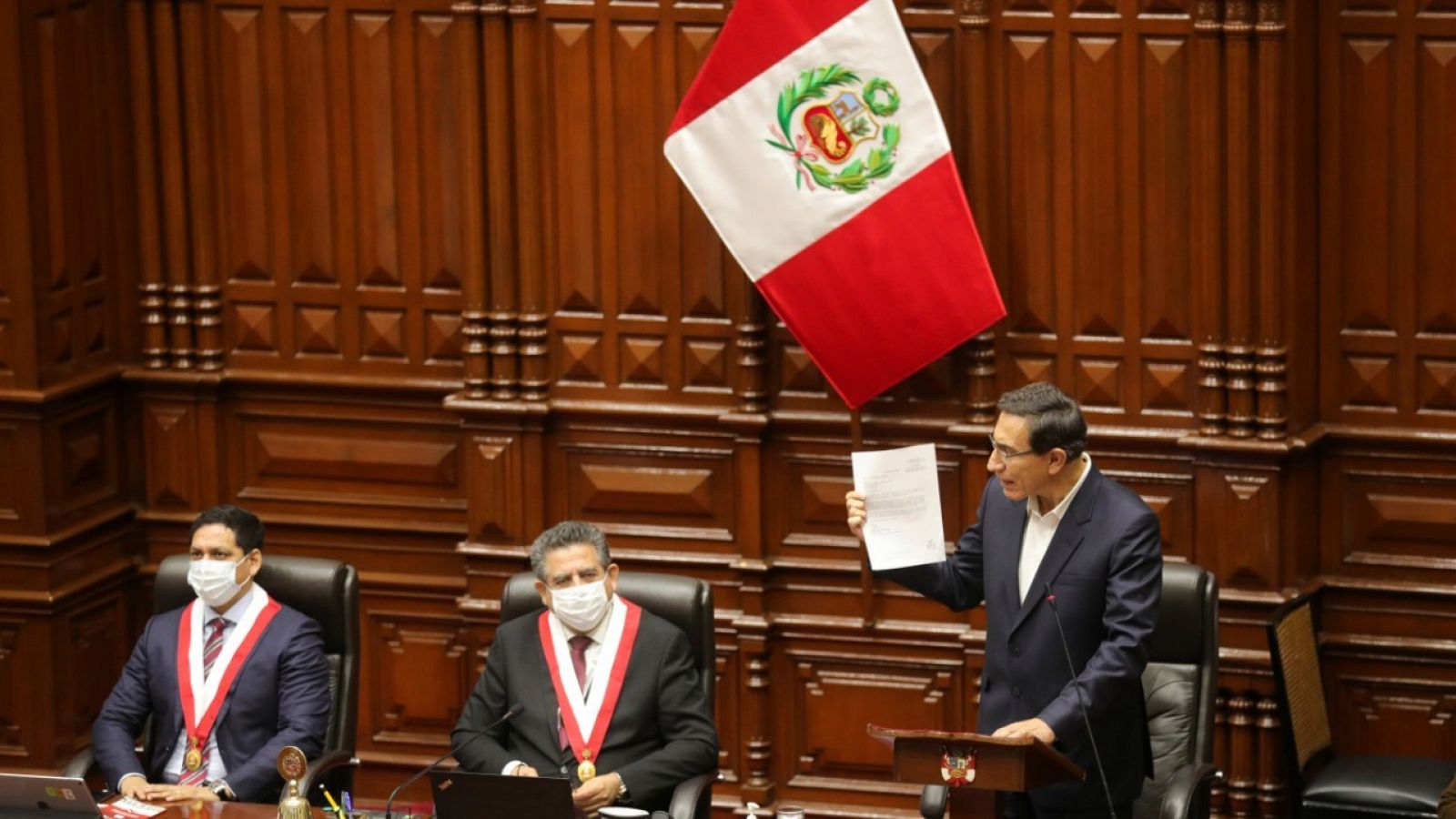 El presidente peruano, Martín Vizcarra, dando un discurso en el Congreso  antes de la votación. 