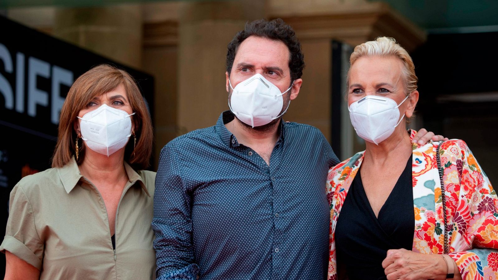 Aitor Gabilondo, creador de la serie 'Patria', junto a las actrices Ane Gabarain (izquierda) y Elena Irureta (derecha).