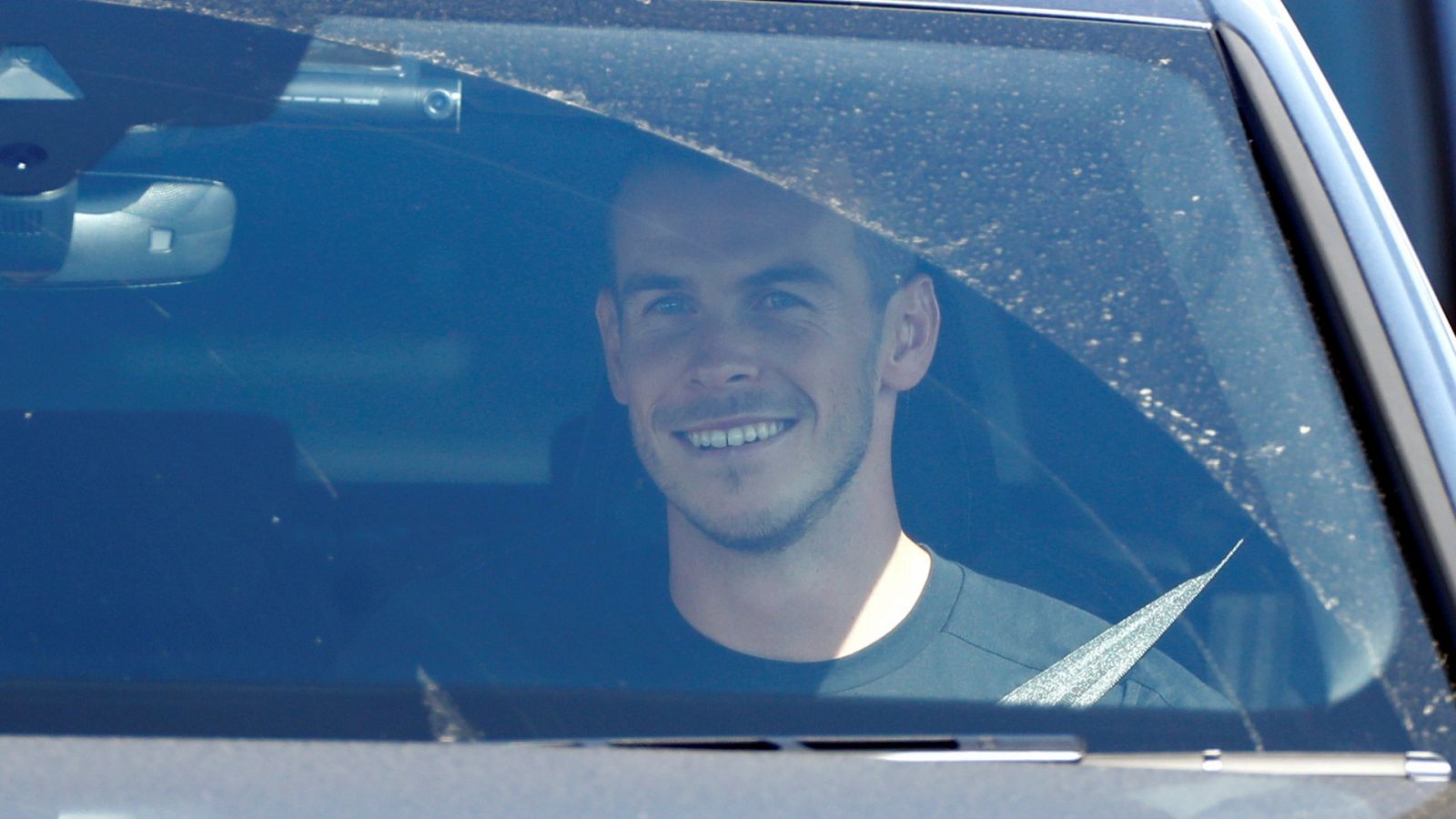Bale abandona en un vehículo el aeropuerto de Luton tras aterrizar en Londres.
