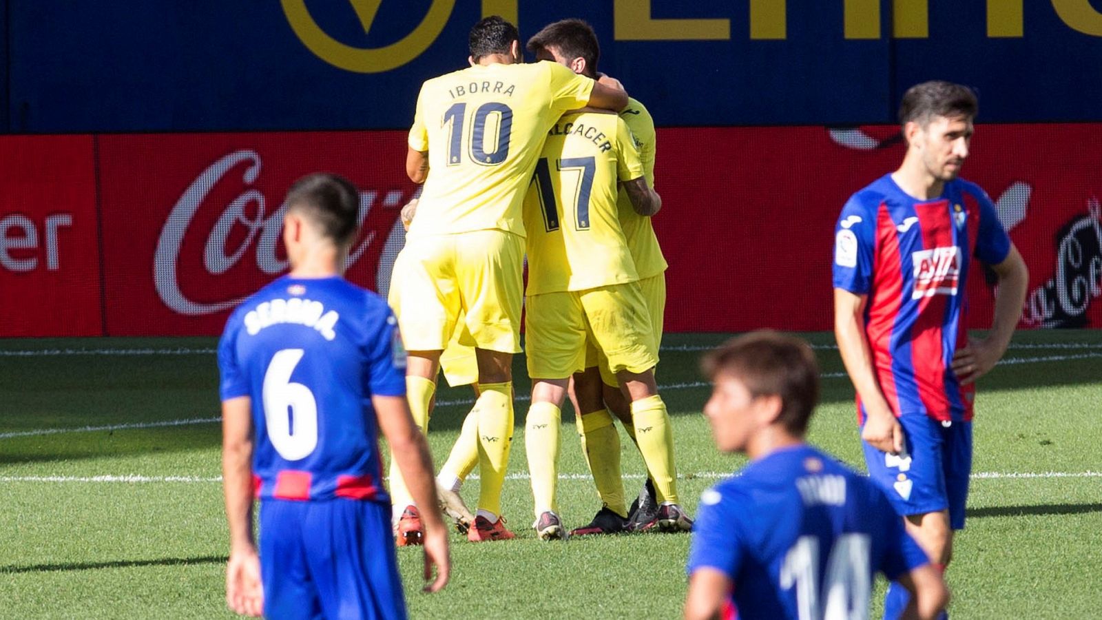 Los jugadores del Villarreal celebran un tanto marcado al Eibar.