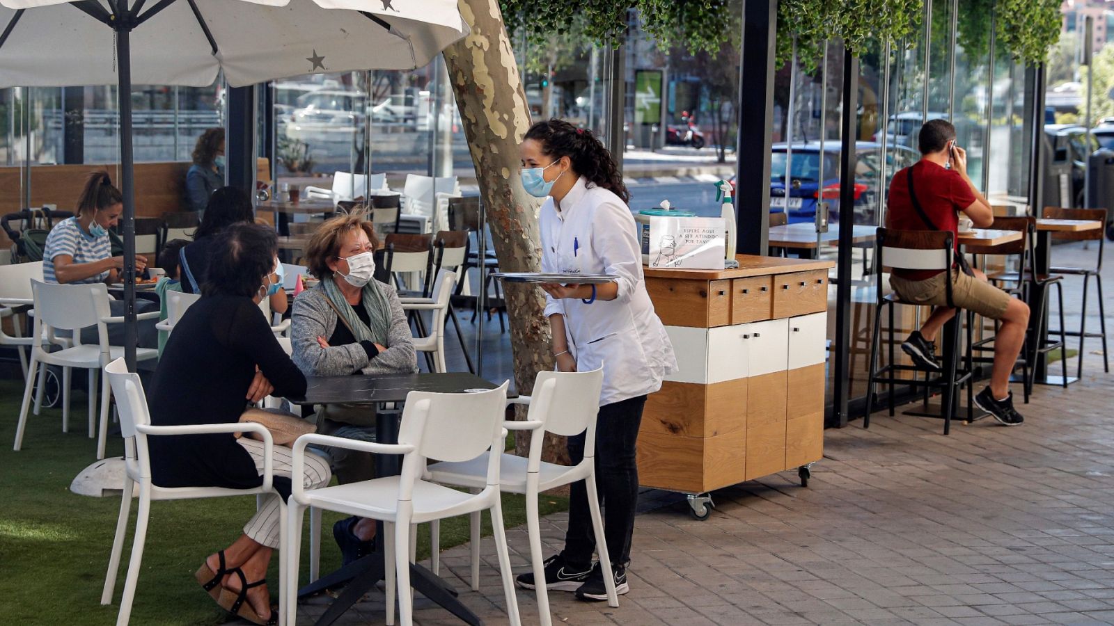 Varias personas consumen en una terraza de un bar de Madrid.