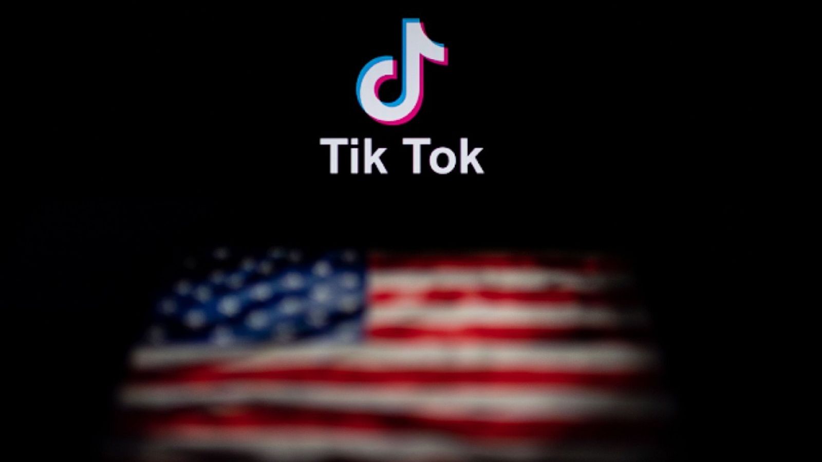 Fotomontaje de un logo de TikTok y una bandera de Estados Unidos. 
