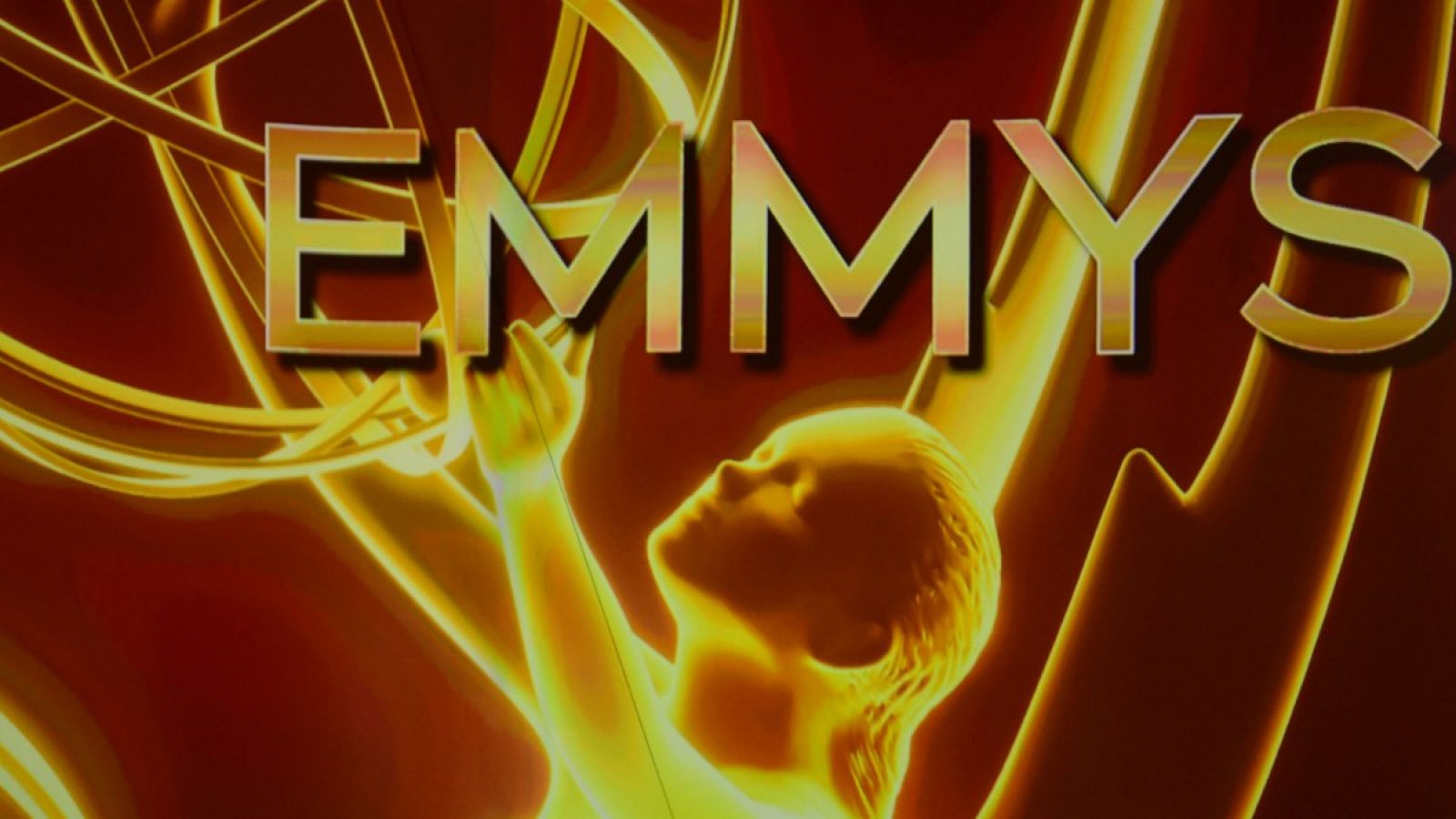 Una pantalla proyectando la estatuilla de los premios Emmy.