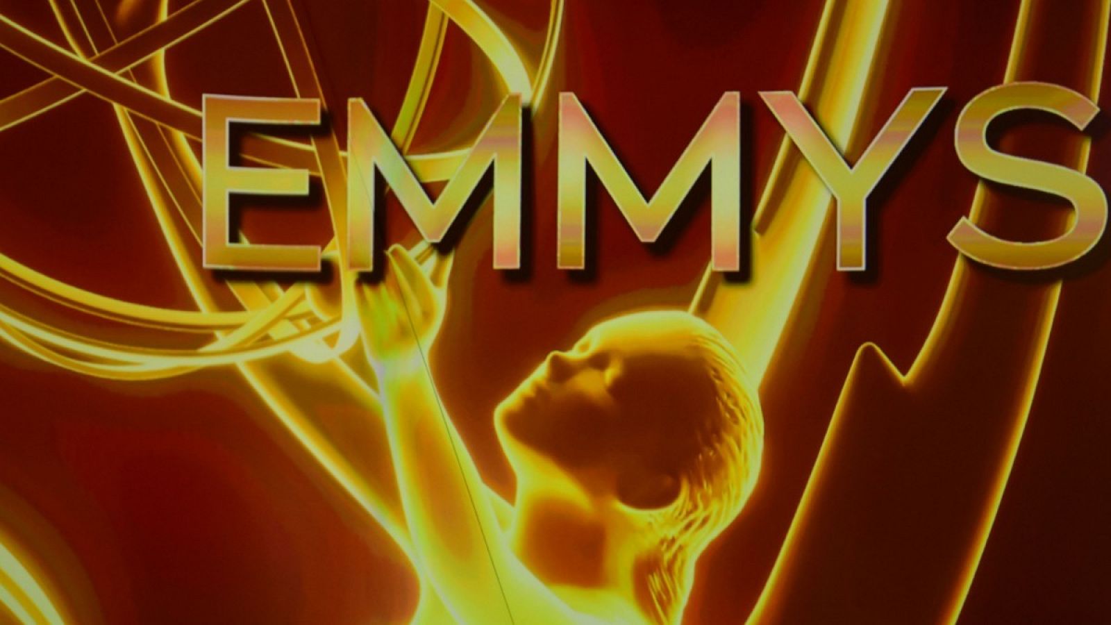 Una pantalla proyectando la estatuilla de los premios Emmy.