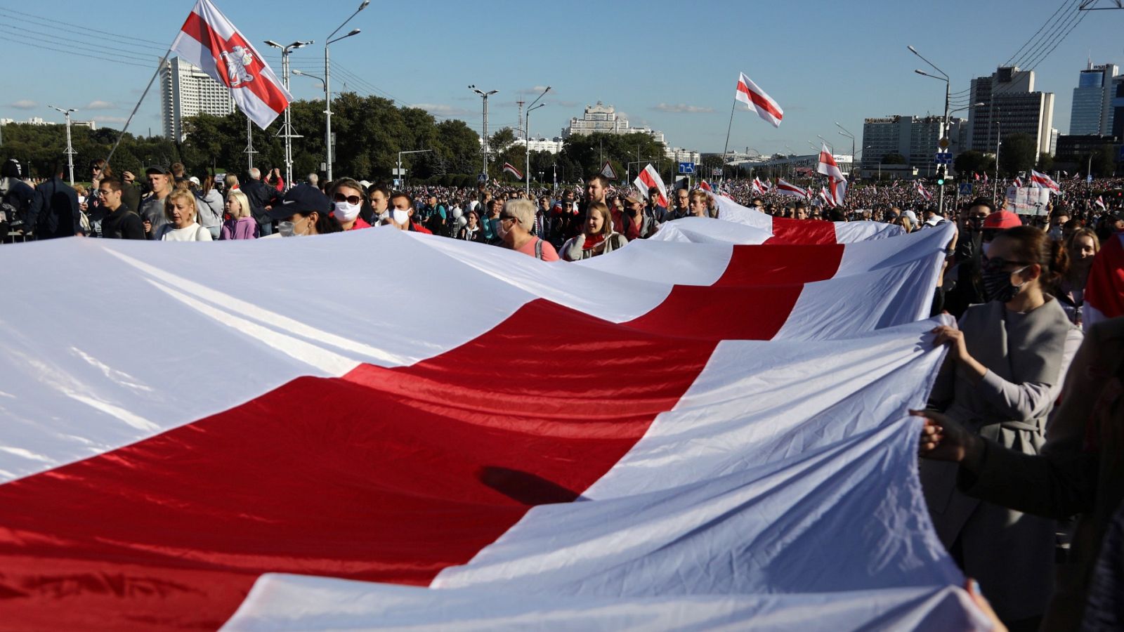 Partidarios de la oposición se manifiestan en Minsk con una gigantesca bandera de Bielorrusia