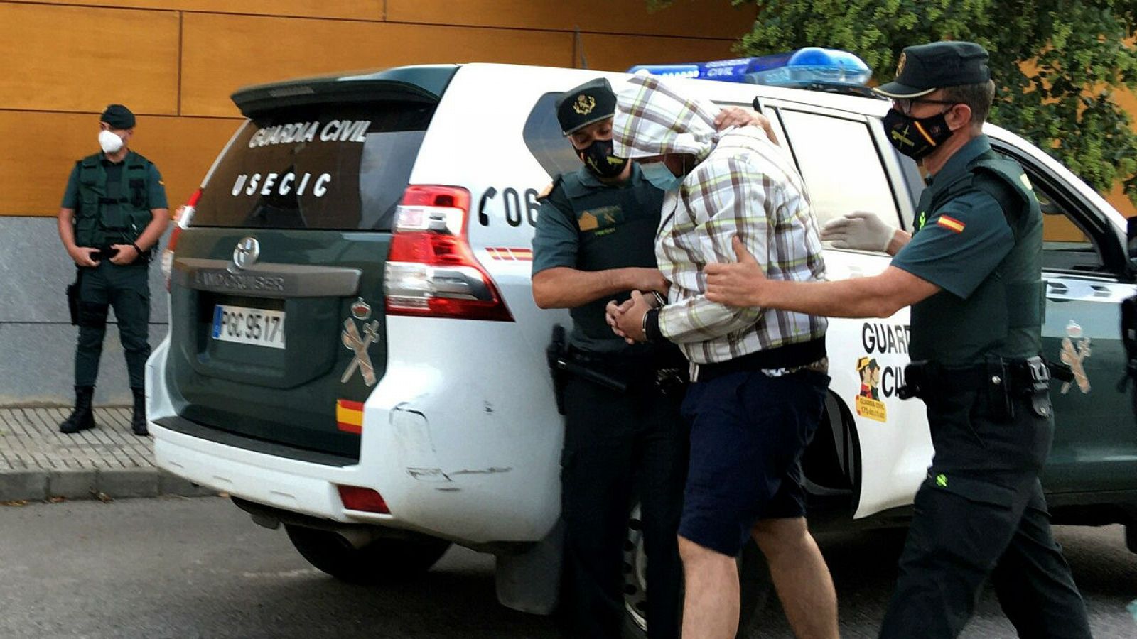 Agentes de la Guardia Civil de Zafra (Badajoz) escoltan al autor confeso de la muerte de Manuela Chavero a su llegada a los juzgados tras participar en la reconstrucción de los hechos en su vivienda.