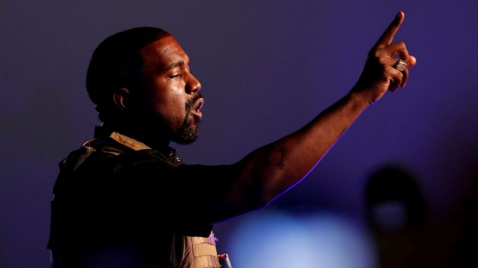 Kanye West publica sus propias pautas discográficas en Twitter