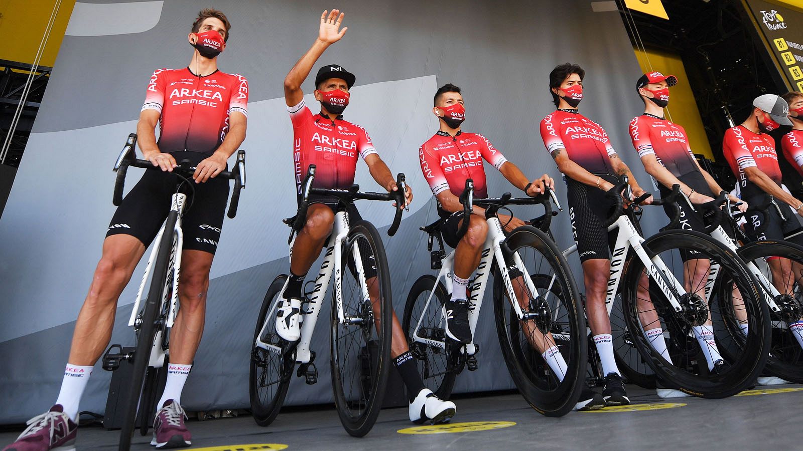 Ciclistas del Arkea antes de la 18ª etapa del Tour