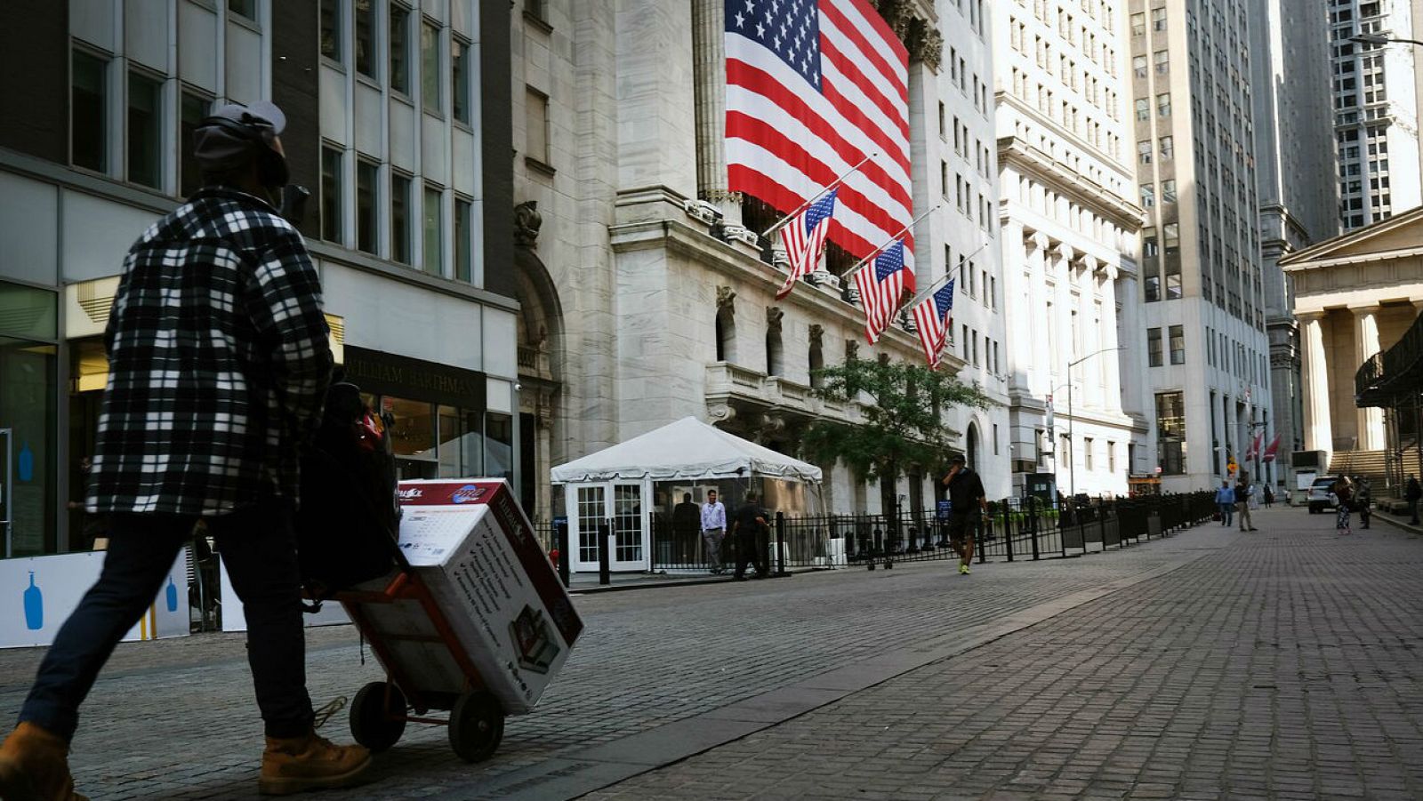 Personas caminan frente a la Bolsa de Valores de Nueva York (NYSE) en el bajo Manhattan. Estados Unidos. 