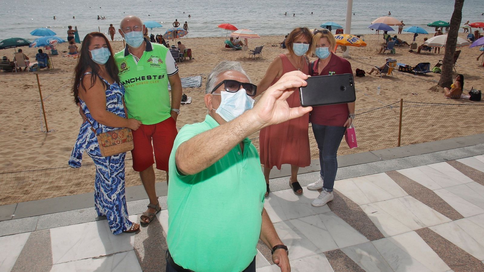 Un grupo de jubilados de Fuenlabrada que organizó su viaje a la playa tras la suspensión del programa del IMSERSO
