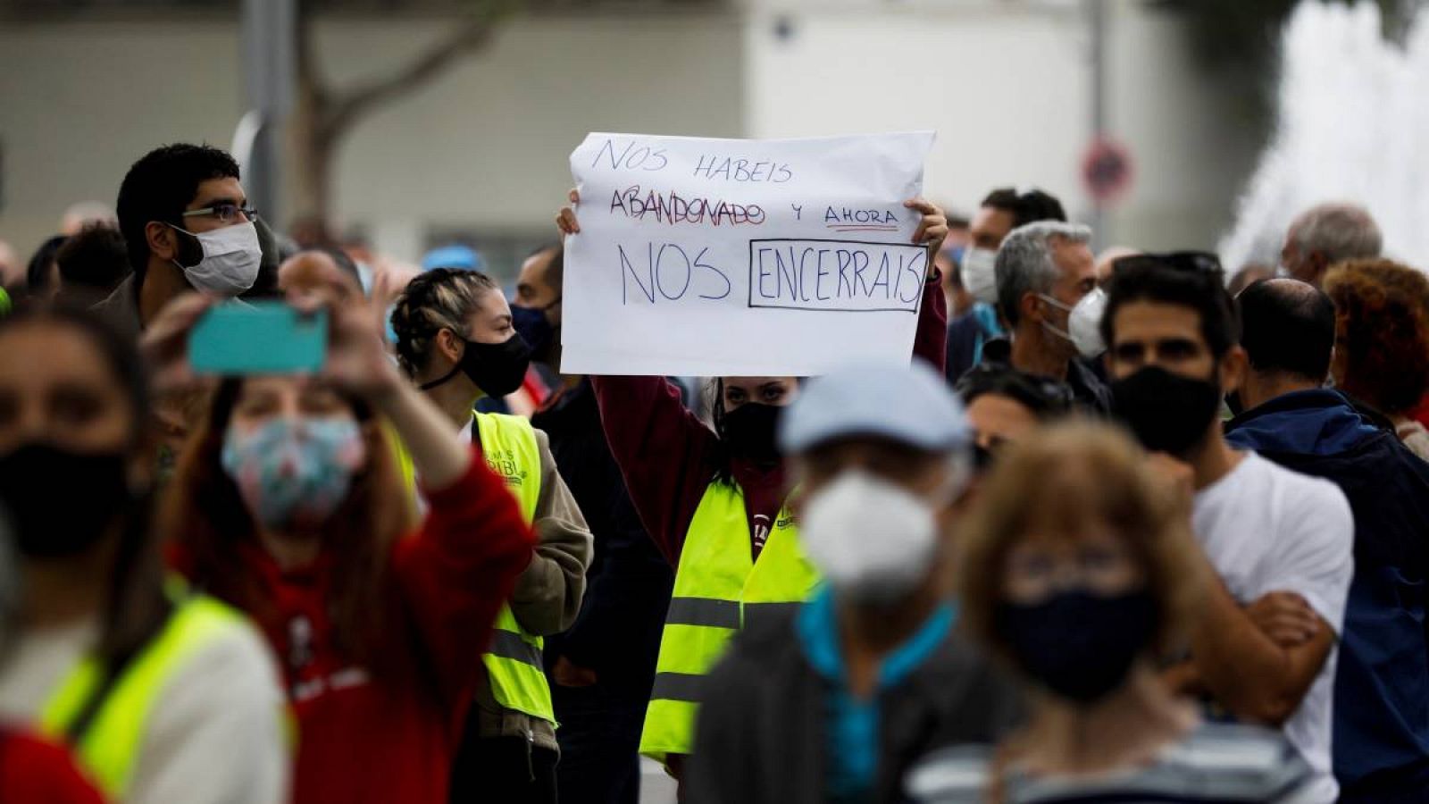 Centenares de personas se concentran este domingo en los alrededores de la Asamblea de Madrid en Vallecas para protestar contra las restricciones de movilidad decretadas por el Gobierno de Isabel Díaz Ayuso