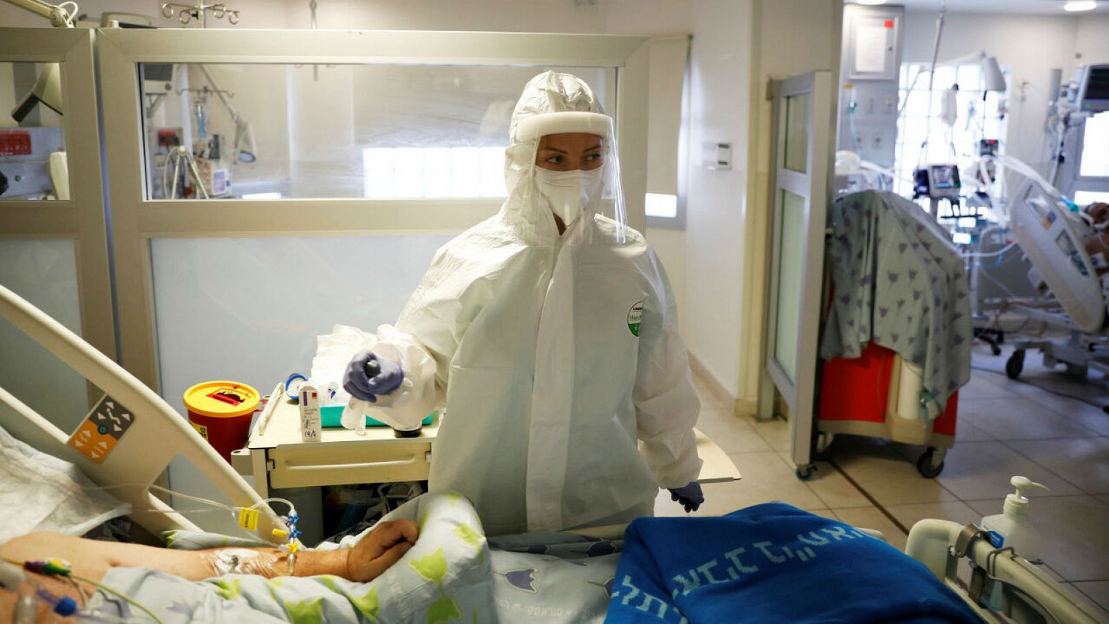 Un miembro del personal del hospital brinda atención médica a un paciente enfermo de coronavirus COVID-19 en un Hospital de Tel Aviv, Israel.