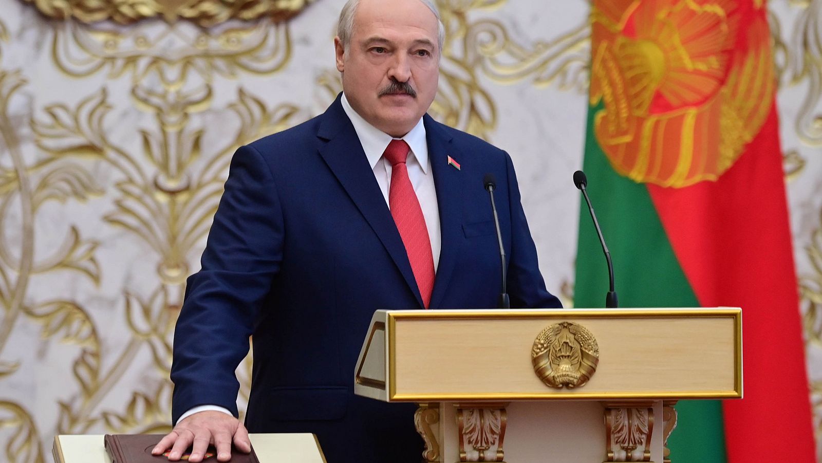 Alexander Lukashenko toma posesión como presidente de Bielorrusia jurando sobre la Constitución del país.