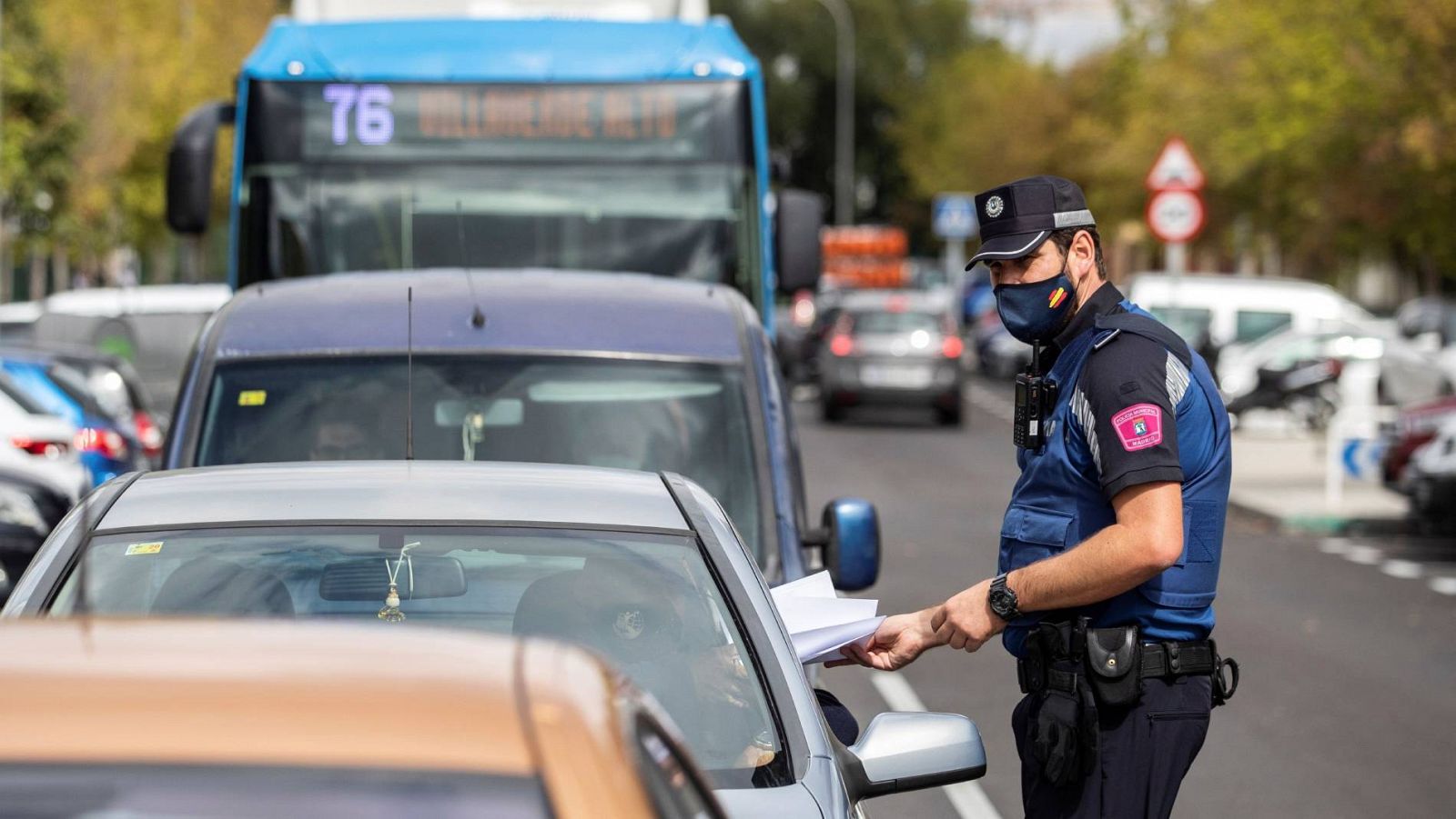 Control informativo de la policía local de Madrid en el barrio de Orcasur