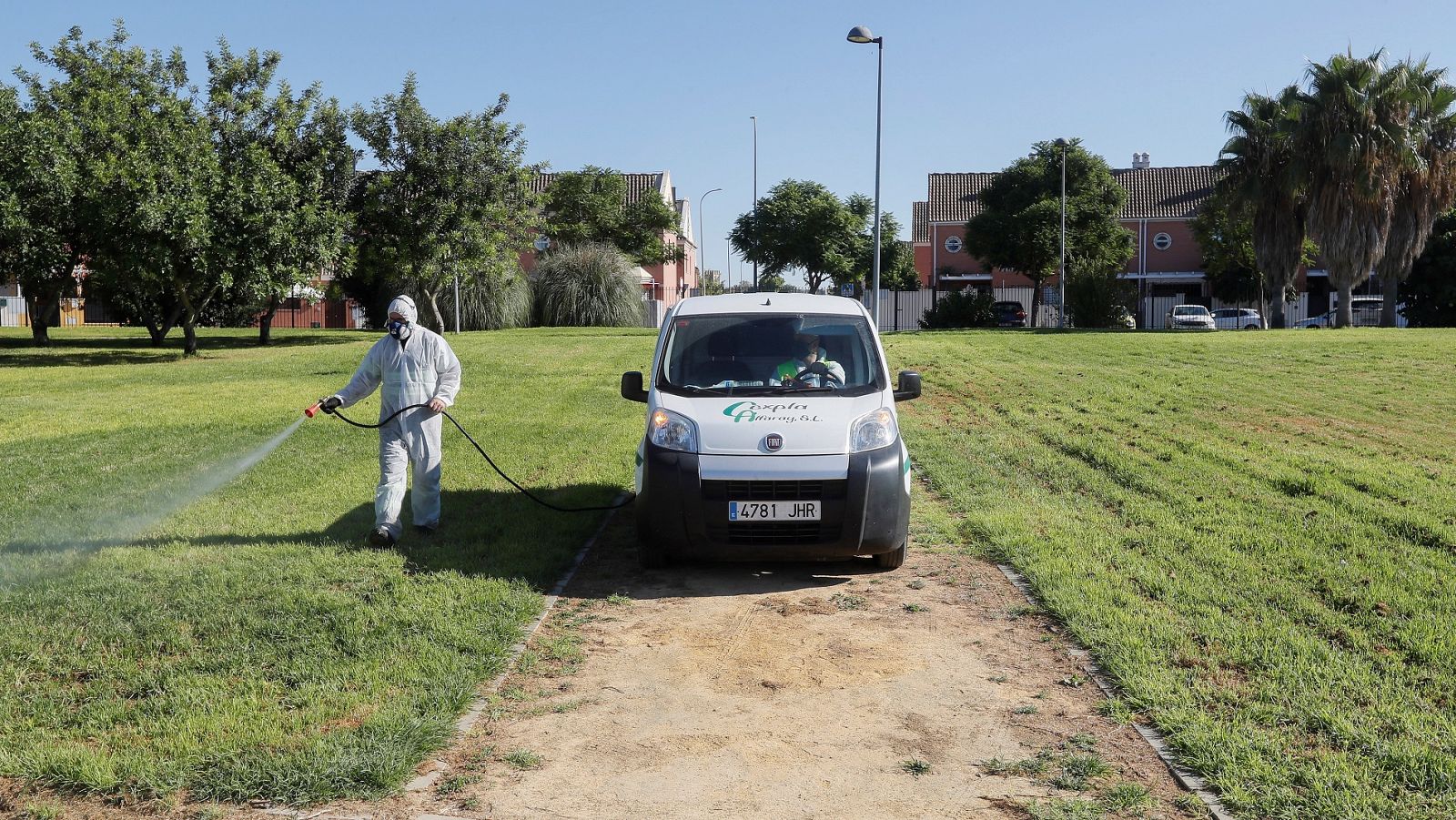 Un operario fumiga unos jardines en Coría del Río en Sevilla en un intento del Ayuntamiento por detener al virus del Nilo