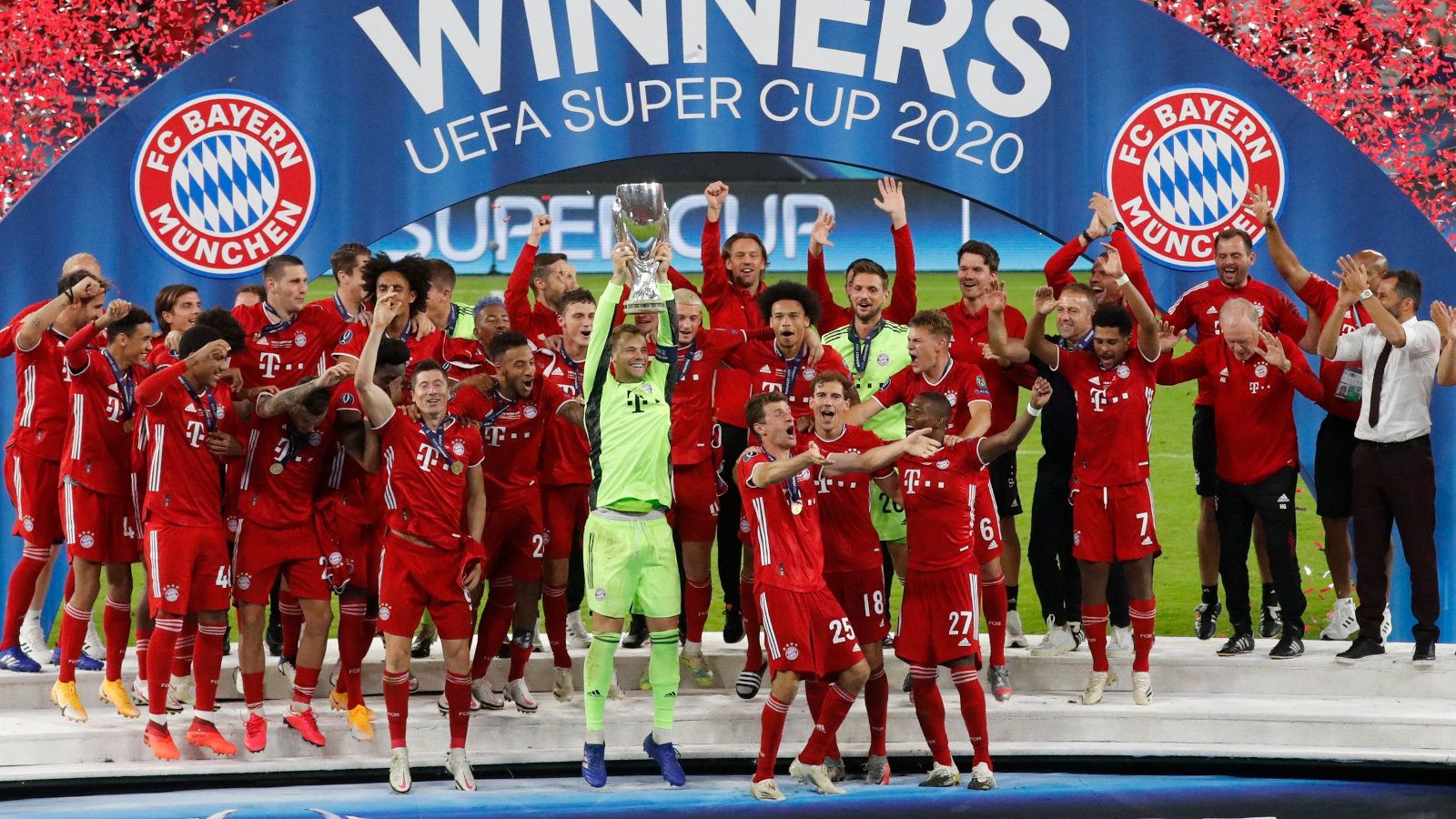 Neuer levanta la Supercopa de Europa rodeado de todos los jugadores del Bayern