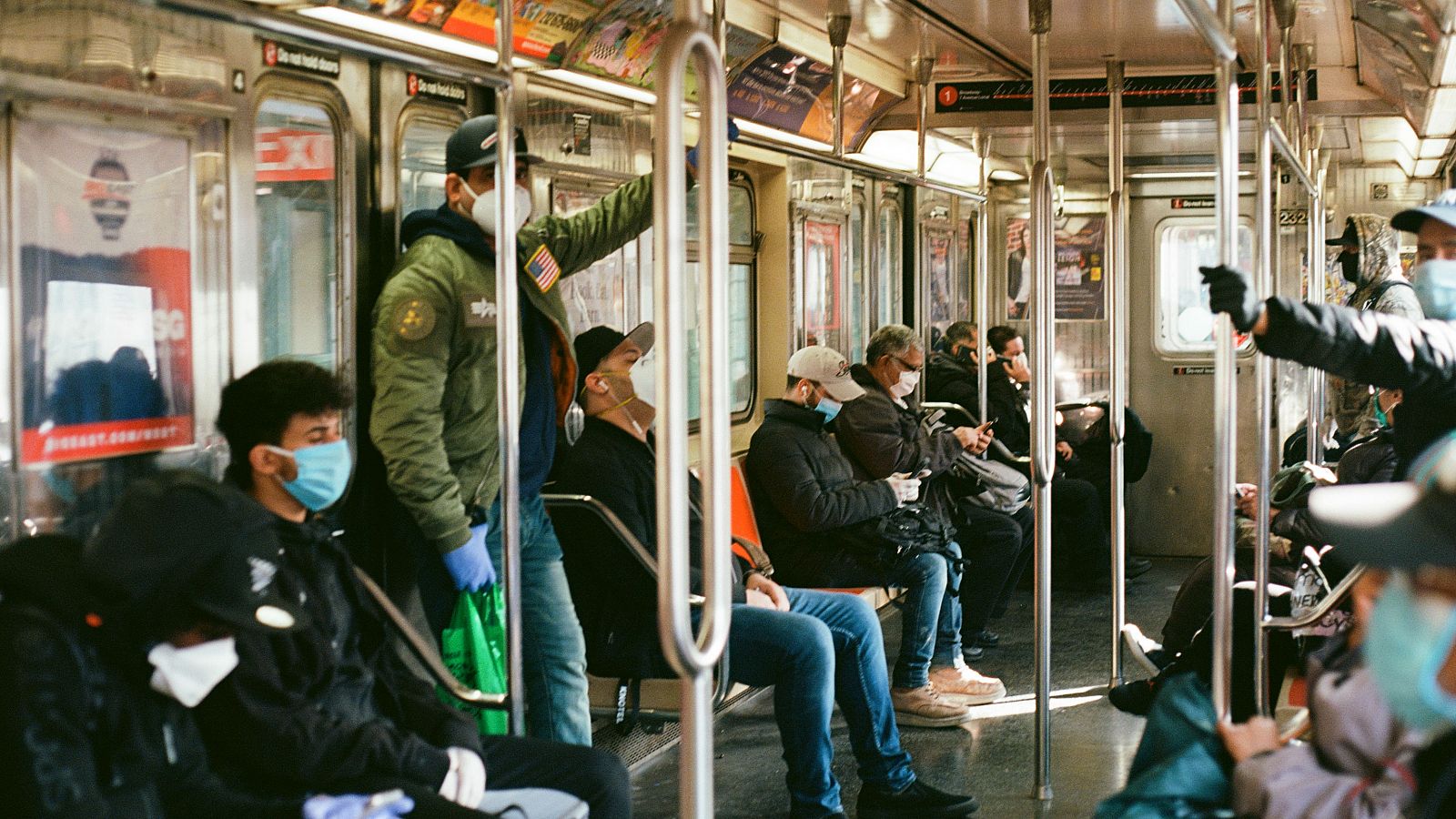 Viajeros con mascarilla en el metro de Nueva York, Estados Unidos.