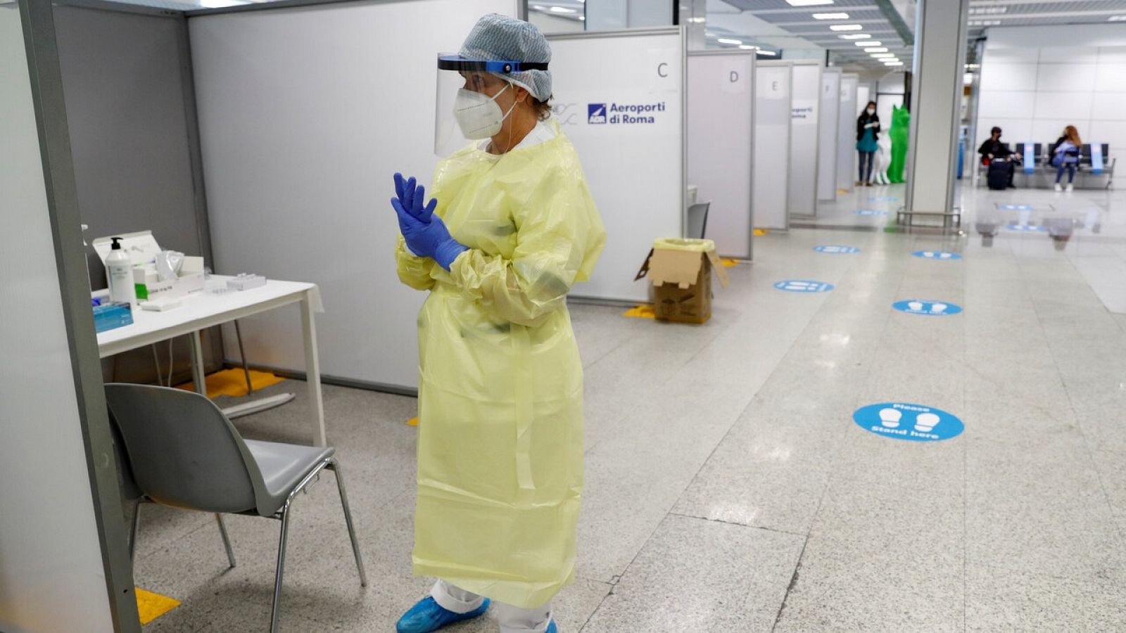 Un sanitario espera para realizar tests virales en el aeropuerto de Fiumicino, en Roma. REUTERS/Remo Casilli