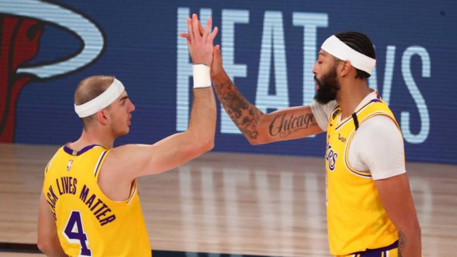 Alex Caruso y Anthony Davis celebran una jugada durante el partido de la NBA entre Los Angeles Lakers y Denver Nuggets.
