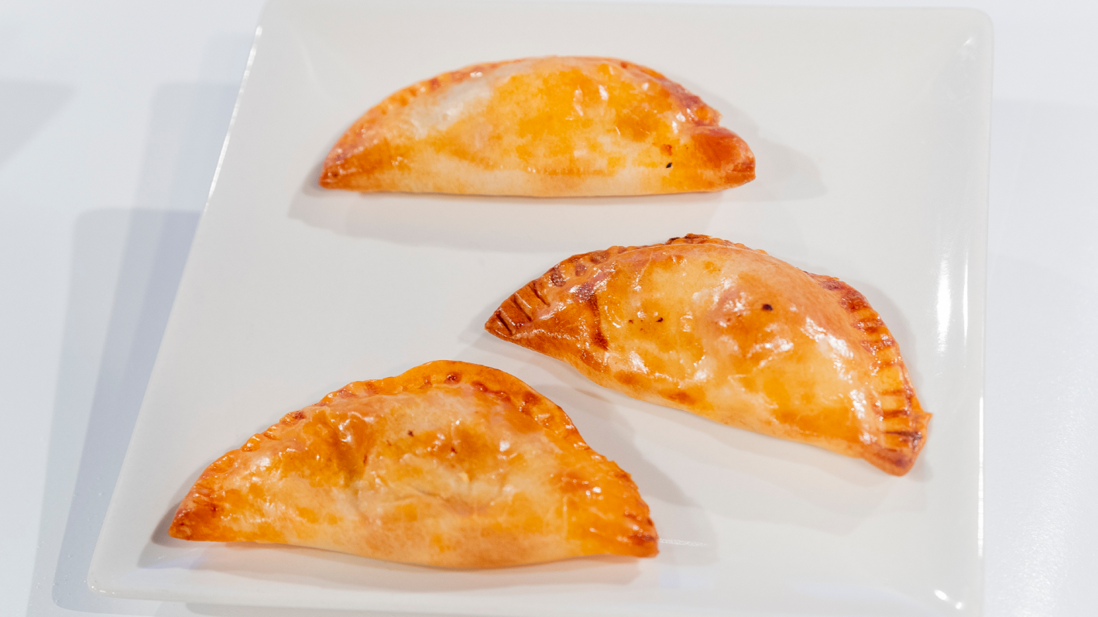 Empanadillas al horno rellenas de escalibada y huevo duro