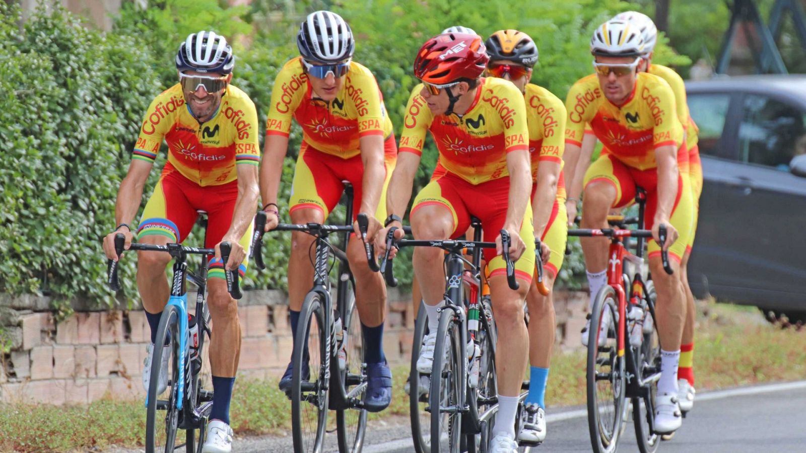 La selección española de ciclimo durante un entrenamiento previo a la prueba de ruta de los Mundiales de Ciclismo 2020