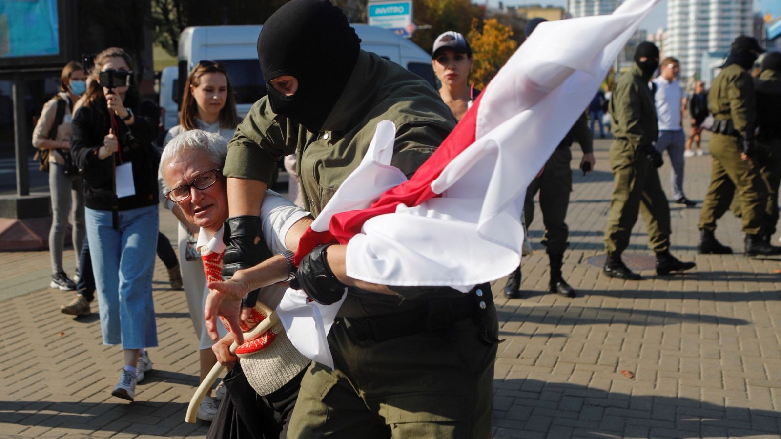 Detención de la veterana activista de 73 años Nina Baginskaya durante un anueva "marcha de la mujeres" contra Lukashenko