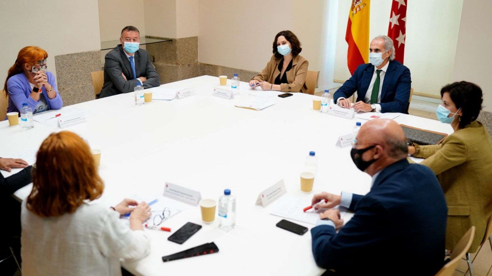 La presidenta de la Comunidad de Madrid, Isabel Díaz Ayuso, en una reunión el 22 de septiembre con representantes de Amyts, UGT, CC.OO, SATSE y CSIT.
