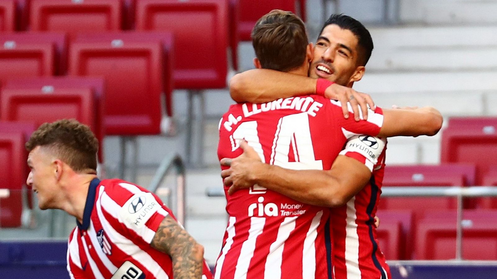 Luis Suárez se abraza a Marcos Llorente tras la goleada 6-1 al Granada