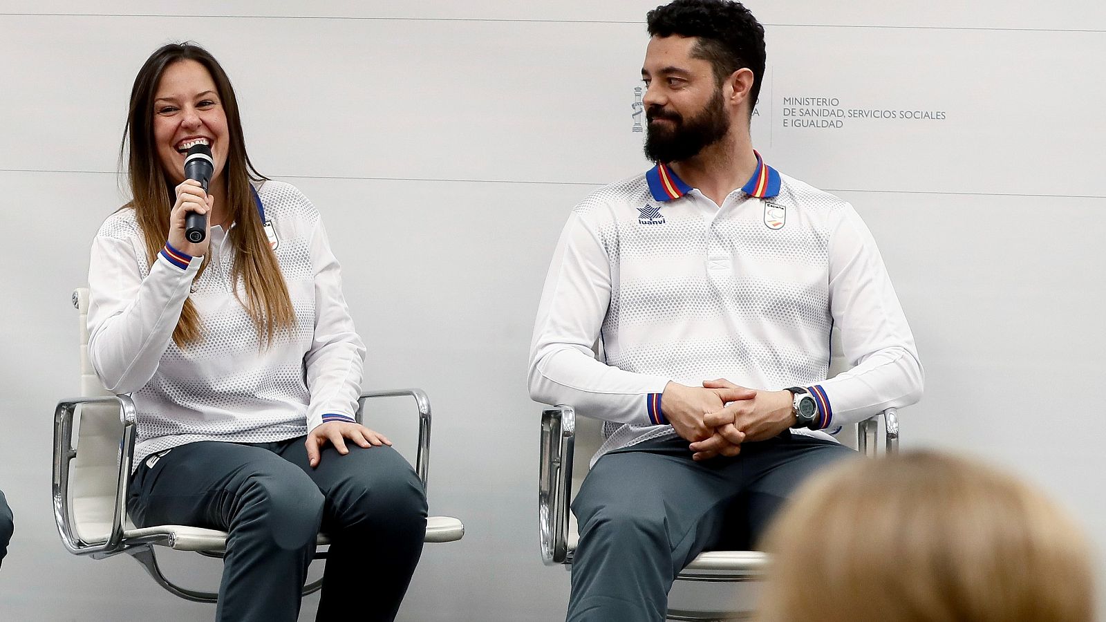 Astrid Fina (i), en la recepción tras la medalla de Pyeongchang 2018.