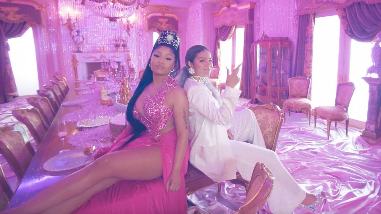 Nicki Minaj y Karol G en el videoclip de "Tusa"