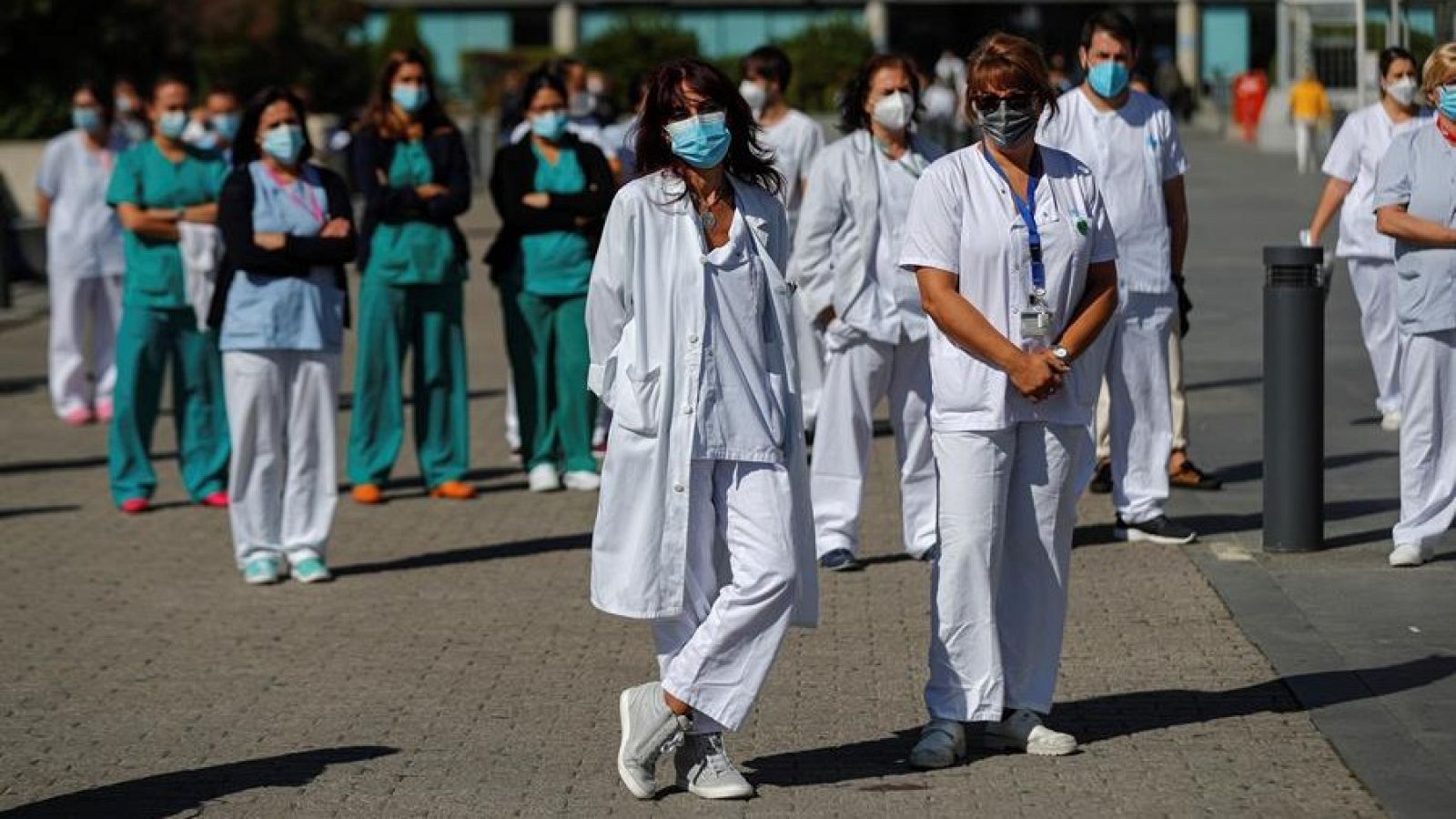 Un grupo de enfermeras se manifiesta en el exterior del hospital La Paz en Madrid