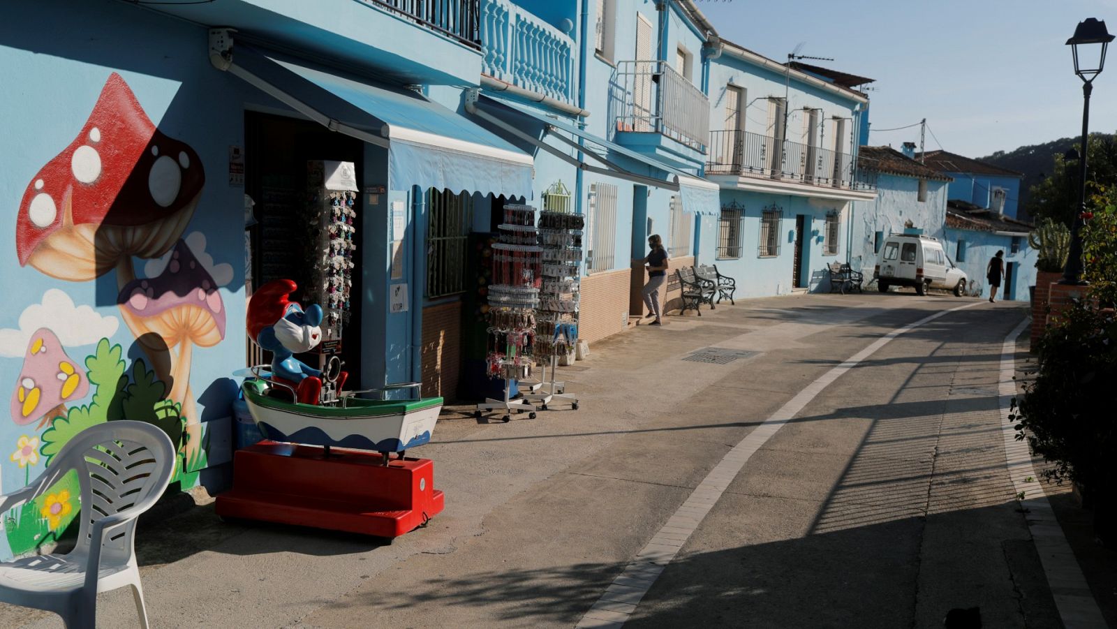 Una tienda de recuerdos en una calle desierta de Júzcar