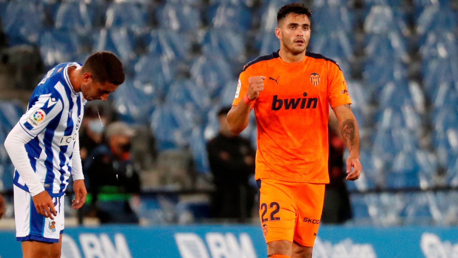 El delantero del Valencia Maxi Gómez celebra su gol ante la Real Sociedad