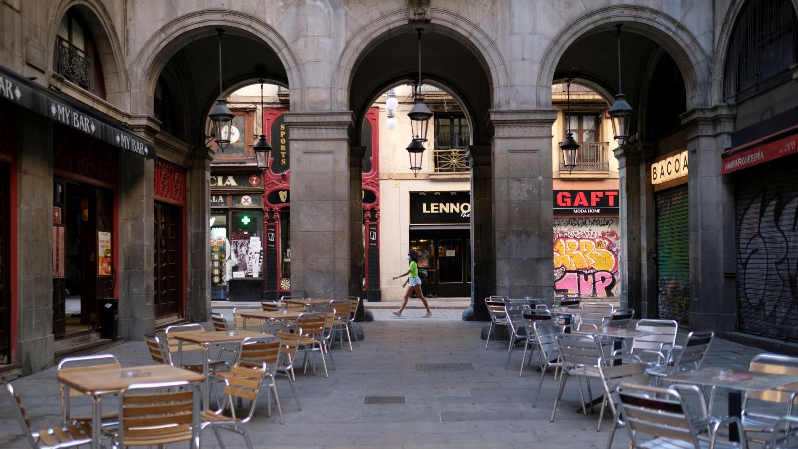 Comercios cerrados y terrazas vacías en la Plaza Real de Barcelona