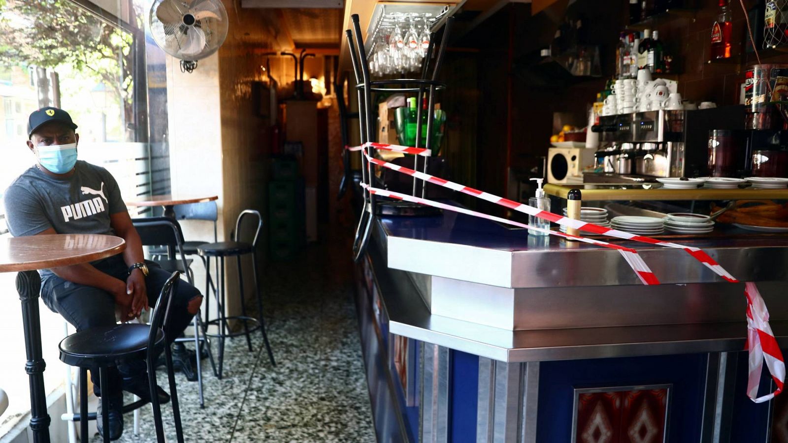 Un bar de Vallecas con la barra clausurada para cumplir las restricciones impuestas por el coronavirus